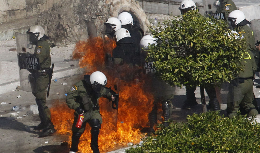 Фотография: Беспорядки в Греции: второй день демонстраций №26 - BigPicture.ru