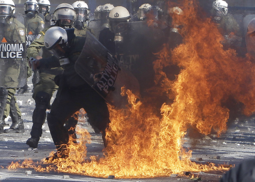 Фотография: Беспорядки в Греции: второй день демонстраций №28 - BigPicture.ru