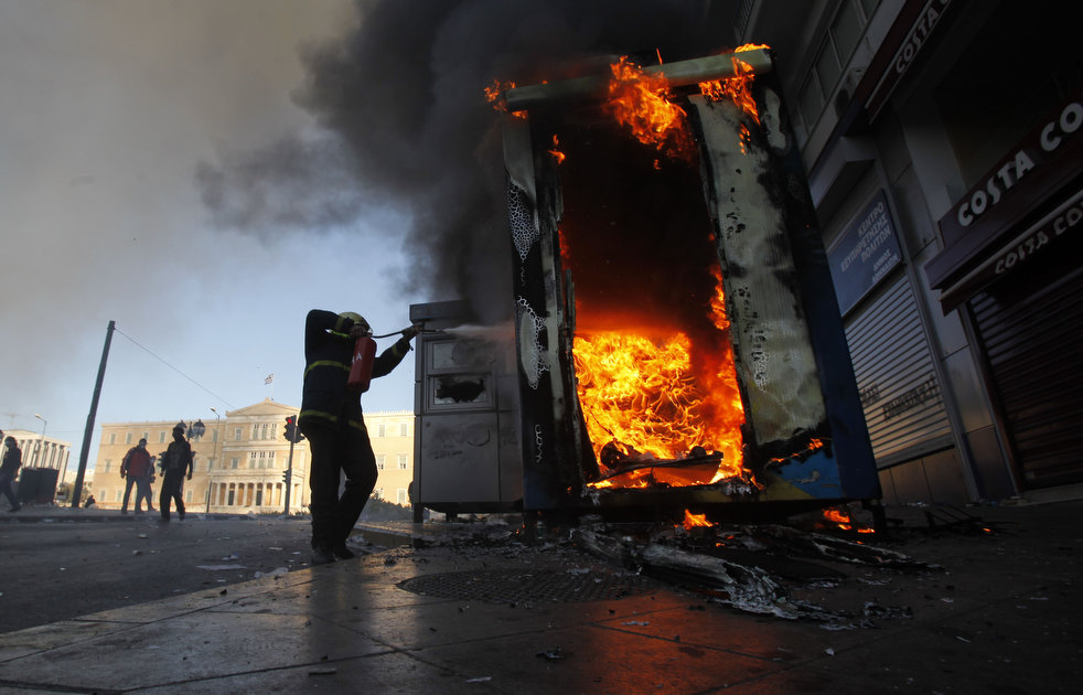Фотография: Беспорядки в Греции: второй день демонстраций №37 - BigPicture.ru