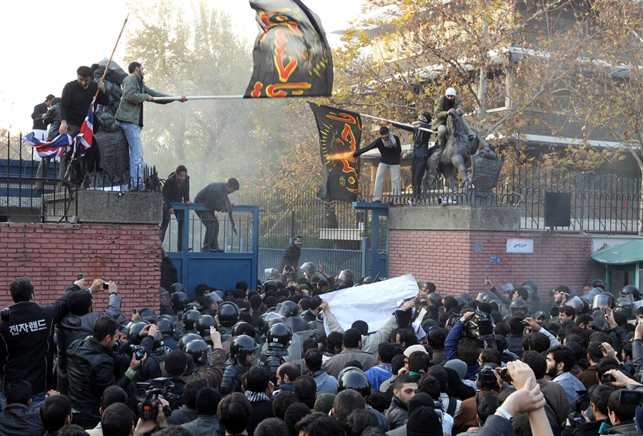 Фотография: Иранцы ворвались в британское посольство №2 - BigPicture.ru