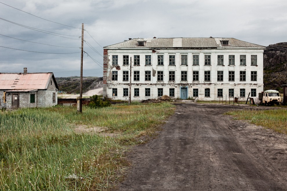 Заброшенная школа териберка фото