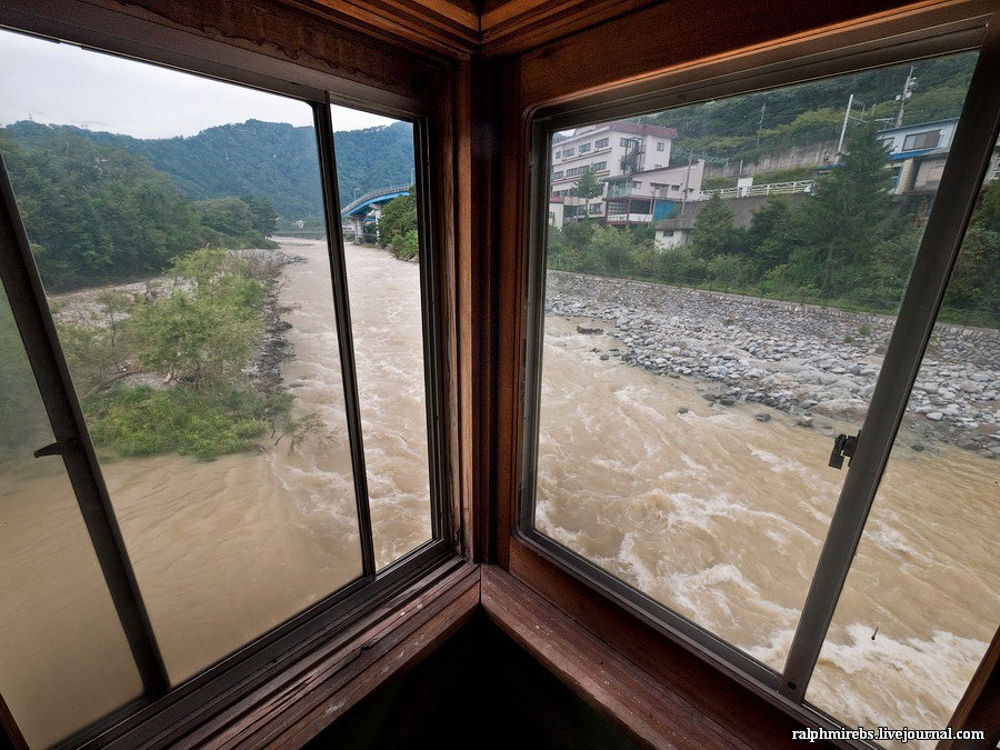 Фотография: Япония: Заброшенные отели над рекой №14 - BigPicture.ru