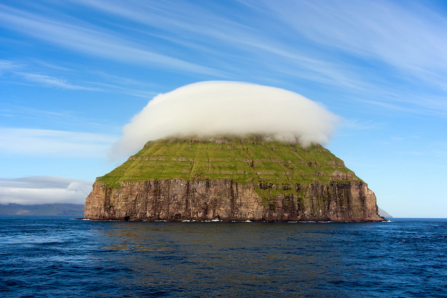 Фотография: Остров с короной из облаков №1 - BigPicture.ru