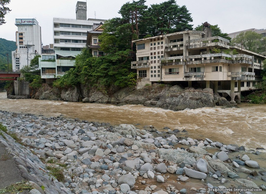 Фотография: Япония: Заброшенные отели над рекой №3 - BigPicture.ru