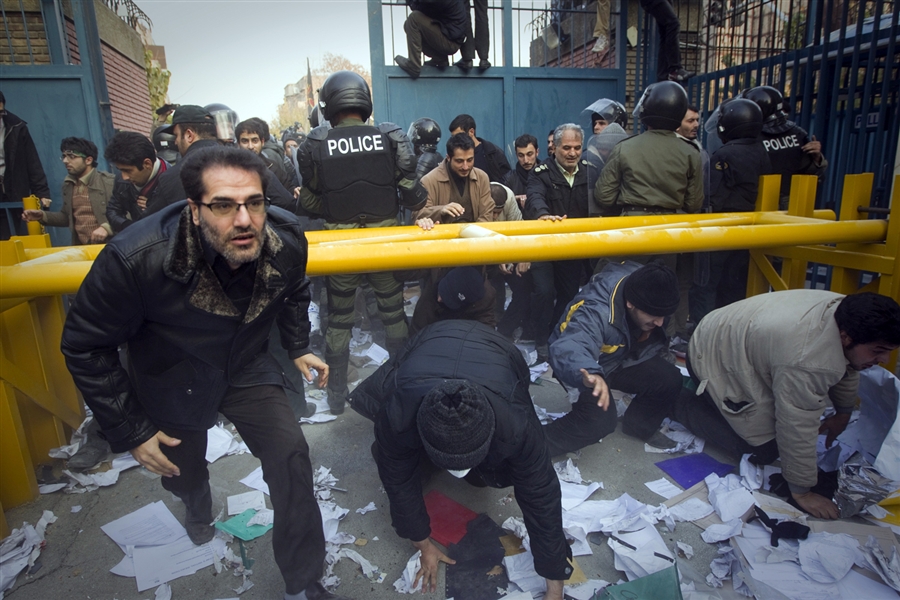Фотография: Иранцы ворвались в британское посольство №3 - BigPicture.ru