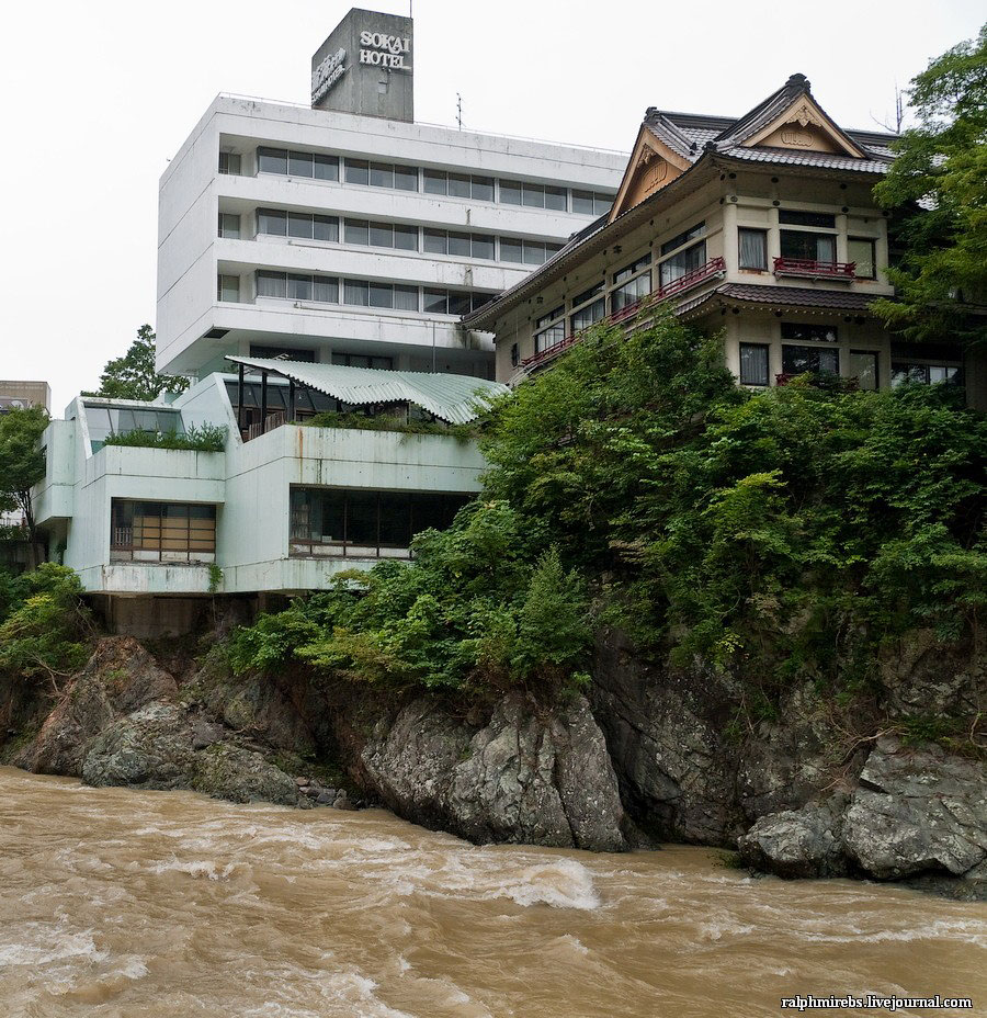 Фотография: Япония: Заброшенные отели над рекой №4 - BigPicture.ru