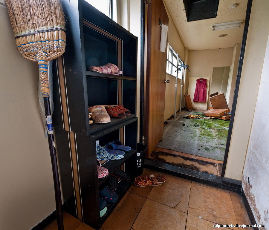 Фотография: Япония: Заброшенные отели над рекой №36 - BigPicture.ru
