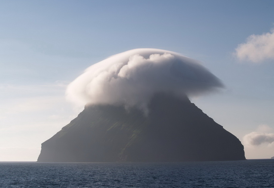 Фотография: Остров с короной из облаков №6 - BigPicture.ru