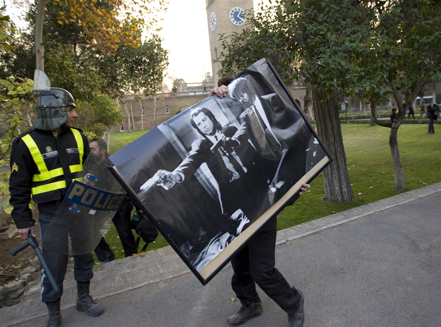 Фотография: Иранцы ворвались в британское посольство №6 - BigPicture.ru