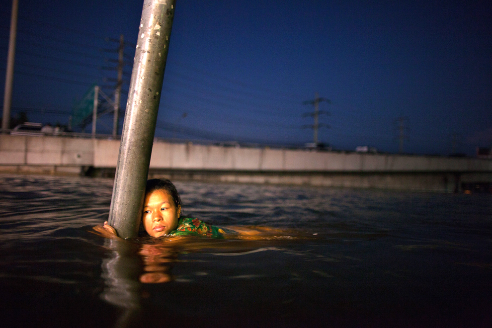 Фотография: Как находчивые тайцы справляются с последствиями наводнения №19 - BigPicture.ru