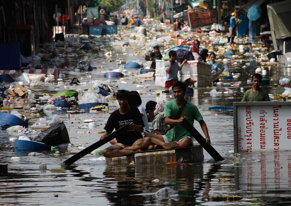 Фотография: Как находчивые тайцы справляются с последствиями наводнения №18 - BigPicture.ru
