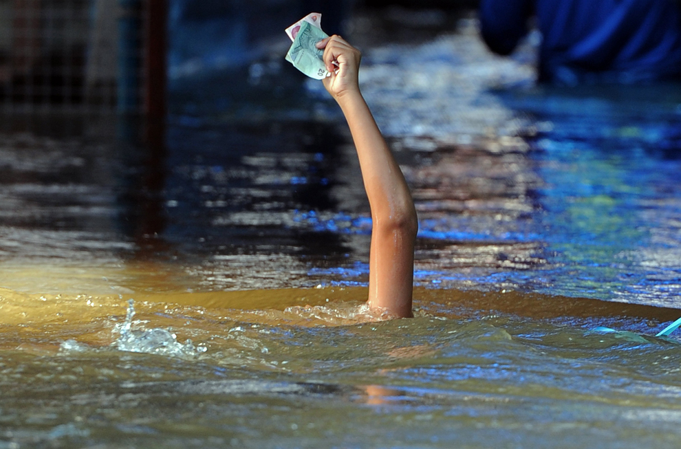 Фотография: Как находчивые тайцы справляются с последствиями наводнения №14 - BigPicture.ru