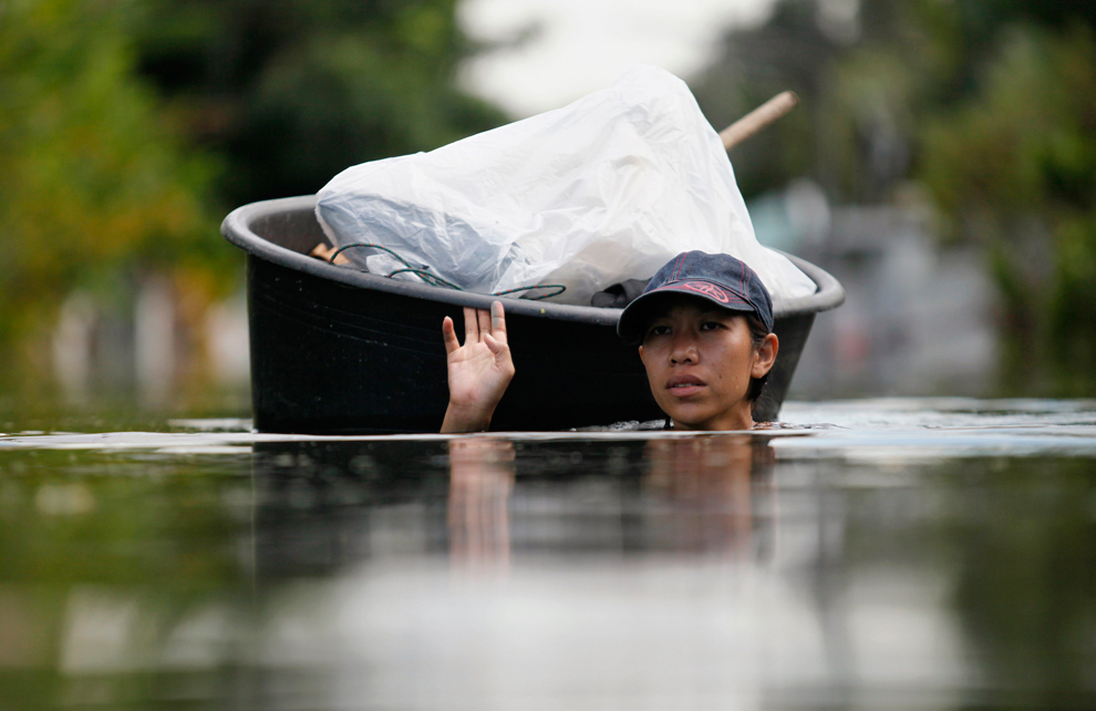 Фотография: Как находчивые тайцы справляются с последствиями наводнения №15 - BigPicture.ru