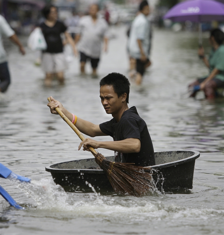 Фотография: Как находчивые тайцы справляются с последствиями наводнения №11 - BigPicture.ru