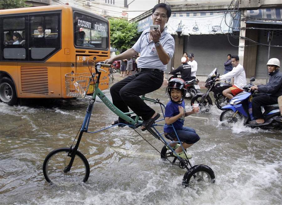 Фотография: Как находчивые тайцы справляются с последствиями наводнения №2 - BigPicture.ru