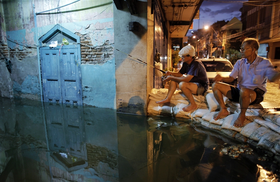 Фотография: Как находчивые тайцы справляются с последствиями наводнения №4 - BigPicture.ru