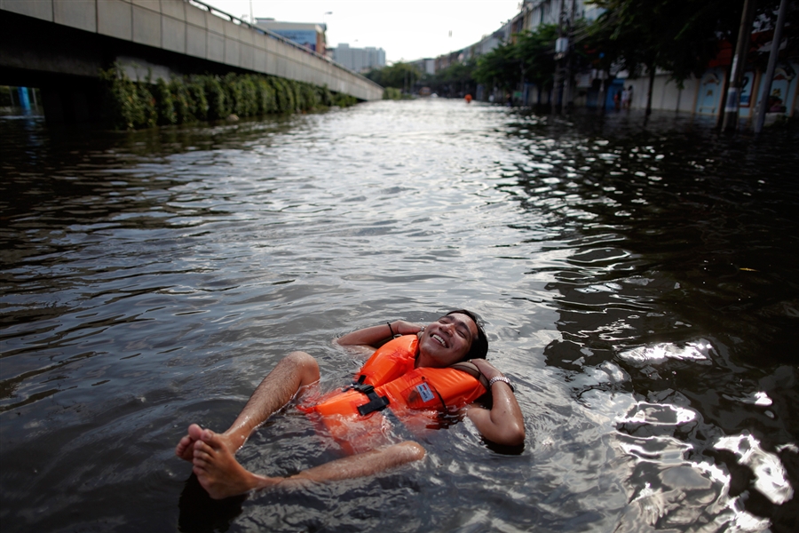 Фотография: Как находчивые тайцы справляются с последствиями наводнения №5 - BigPicture.ru