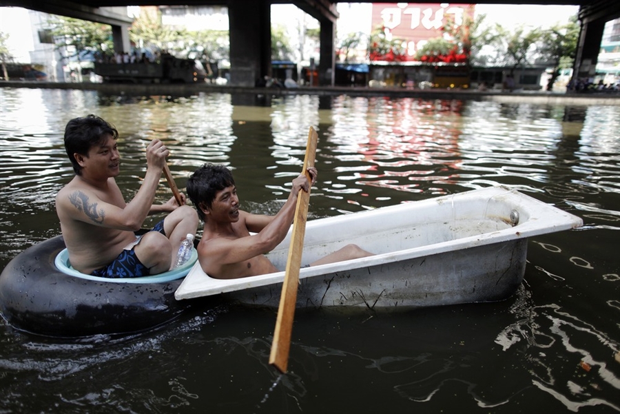 Фотография: Как находчивые тайцы справляются с последствиями наводнения №7 - BigPicture.ru