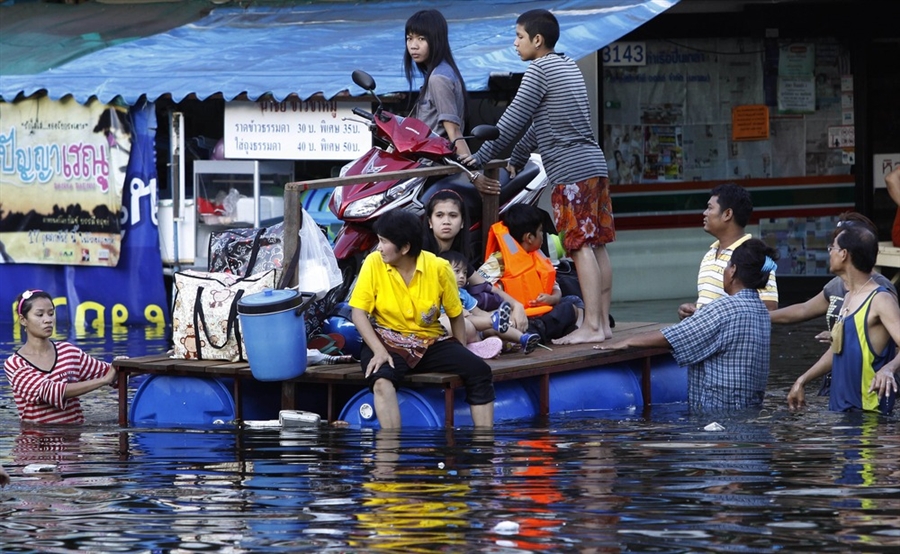 Фотография: Как находчивые тайцы справляются с последствиями наводнения №8 - BigPicture.ru