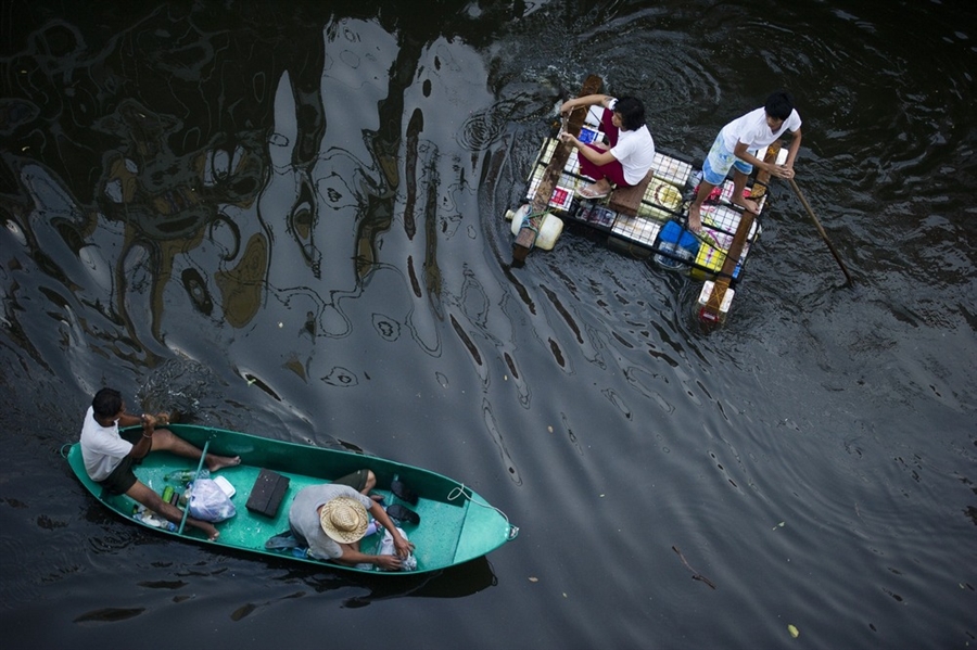 Фотография: Как находчивые тайцы справляются с последствиями наводнения №9 - BigPicture.ru