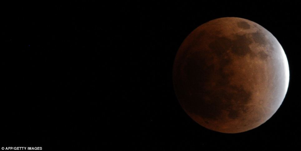 Фотография: Последнее лунное затмение 2011 года №11 - BigPicture.ru