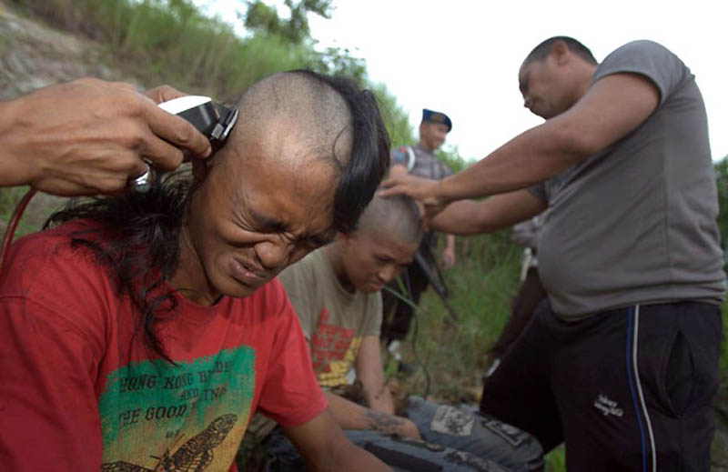 Фотография: Полиция побрила индонезийских панков №2 - BigPicture.ru
