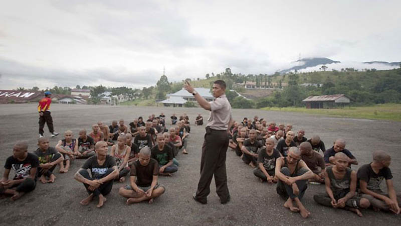 Фотография: Полиция побрила индонезийских панков №13 - BigPicture.ru