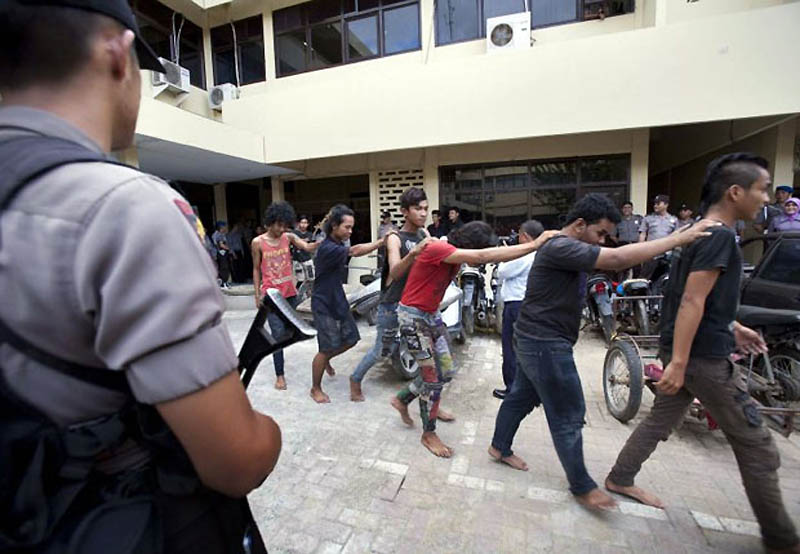 Фотография: Полиция побрила индонезийских панков №15 - BigPicture.ru