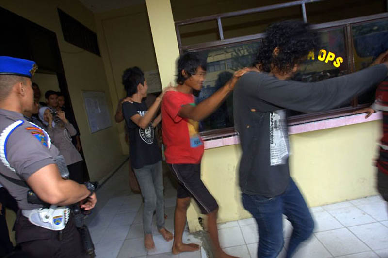 Фотография: Полиция побрила индонезийских панков №16 - BigPicture.ru