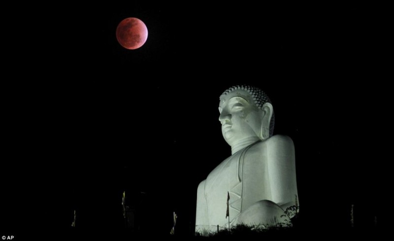 Фотография: Последнее лунное затмение 2011 года №1 - BigPicture.ru