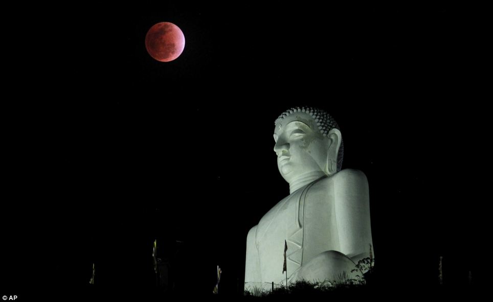 Фотография: Последнее лунное затмение 2011 года №3 - BigPicture.ru