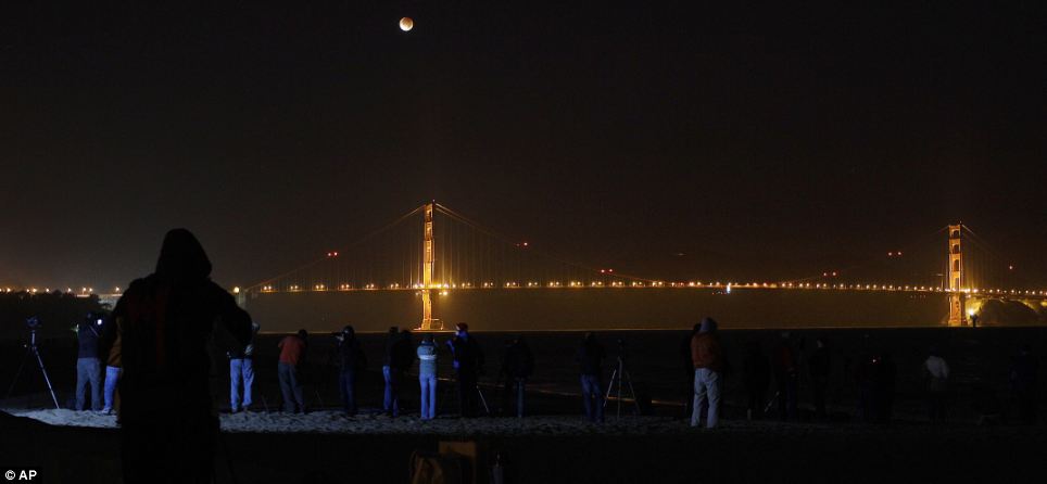 Фотография: Последнее лунное затмение 2011 года №4 - BigPicture.ru