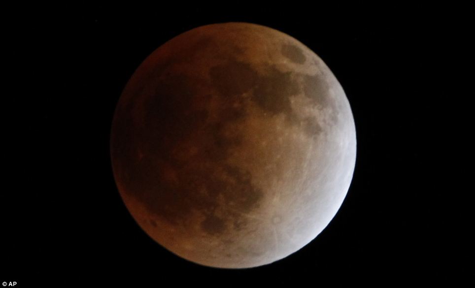 Фотография: Последнее лунное затмение 2011 года №6 - BigPicture.ru