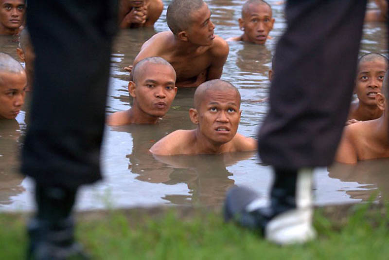 Фотография: Полиция побрила индонезийских панков №6 - BigPicture.ru