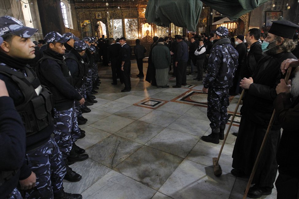 Фотография: Священники со швабрами устроили драку в храме №13 - BigPicture.ru