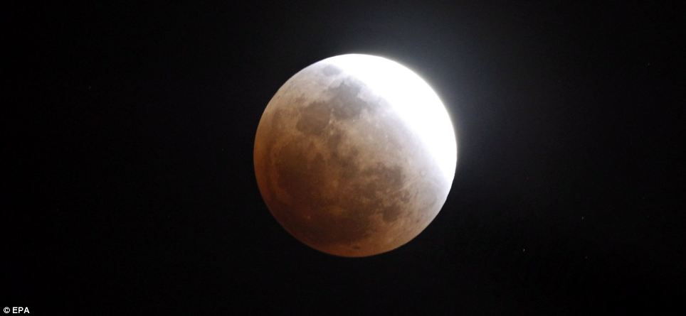 Фотография: Последнее лунное затмение 2011 года №10 - BigPicture.ru