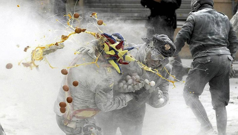 Фотография: День Дураков в Испании отметили мучным побоищем №1 - BigPicture.ru