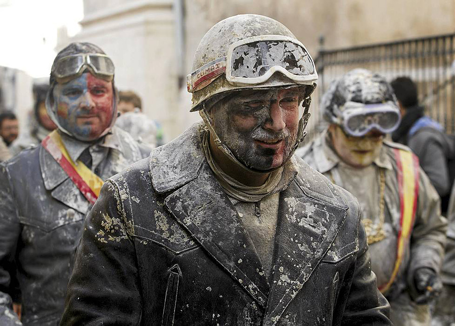 Фотография: День Дураков в Испании отметили мучным побоищем №10 - BigPicture.ru