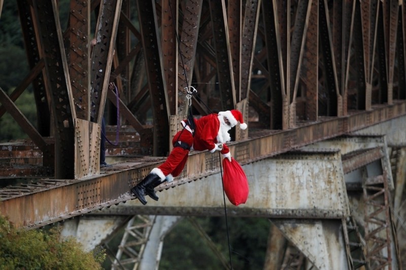 Санта-пожарный доставляет подарки для детей под мостом