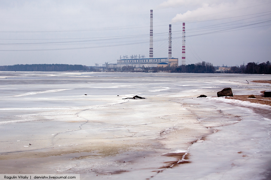 Фотография: Экстремал перешел Волгу по тонкому льду №4 - BigPicture.ru