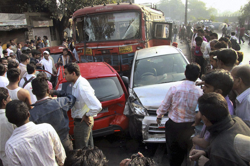 Фотография: Психбольной в Индии угнал автобус и задавил 9 человек №5 - BigPicture.ru