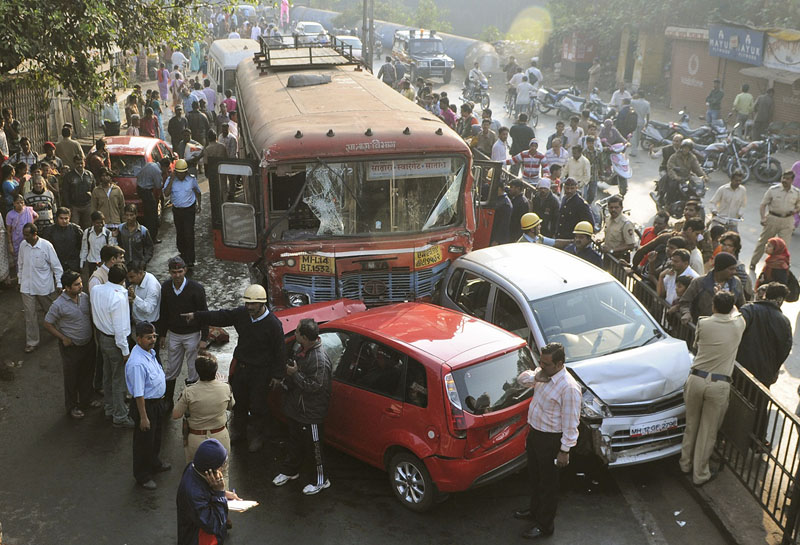Фотография: Психбольной в Индии угнал автобус и задавил 9 человек №2 - BigPicture.ru