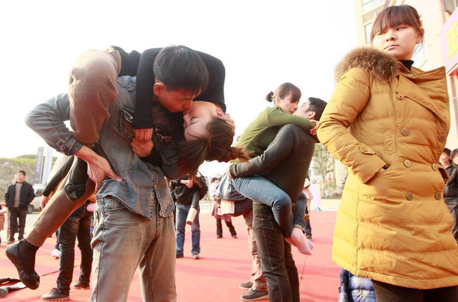 Фотография: Конкурс на самый долгий поцелуй в Китае: страсть до потери сознания №2 - BigPicture.ru