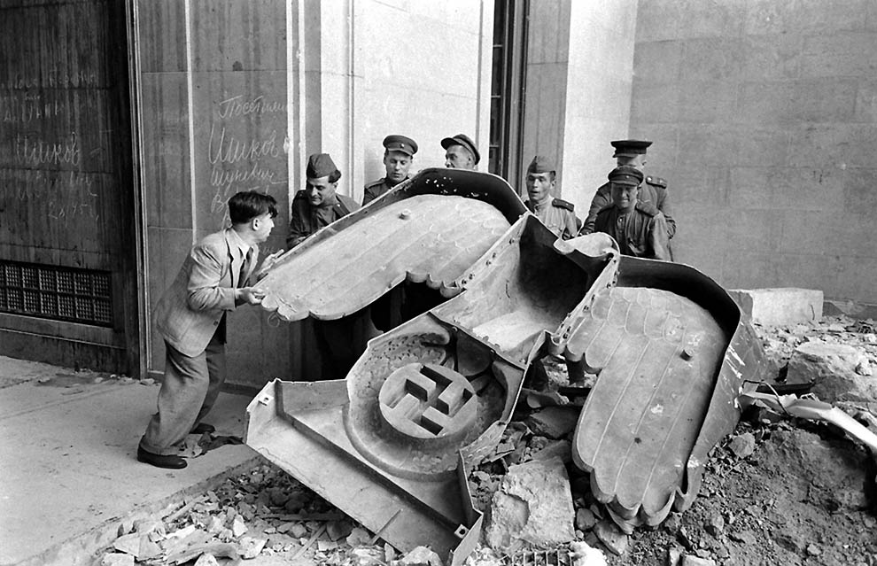 Фотография: Неизвестные фотографии бункера Гитлера, сделанные в апреле 1945-го №12 - BigPicture.ru
