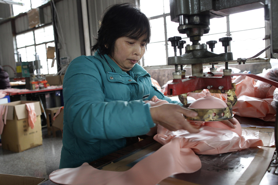 Фотография: На китайской фабрике по производству секс-кукол №12 - BigPicture.ru