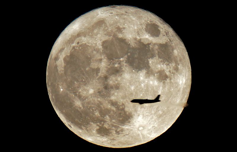 Фотография: Самолеты на фоне луны и солнца №18 - BigPicture.ru