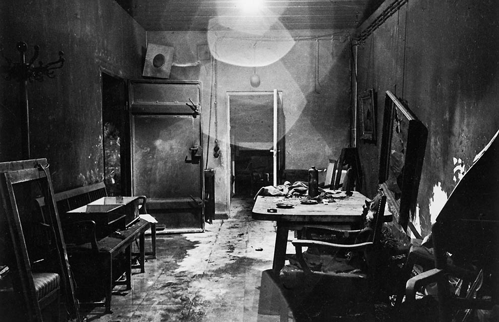 Фотография: Неизвестные фотографии бункера Гитлера, сделанные в апреле 1945-го №3 - BigPicture.ru