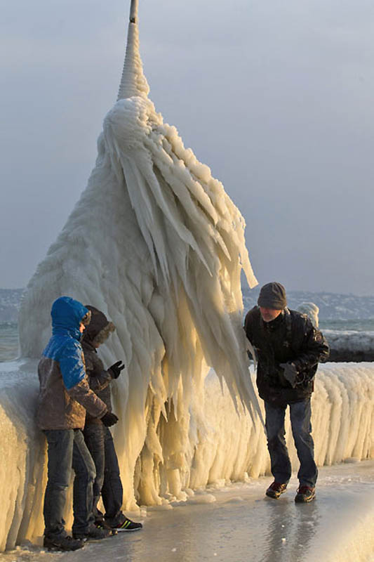 Фотография: Ледяные скульптуры на Женевском озере №4 - BigPicture.ru