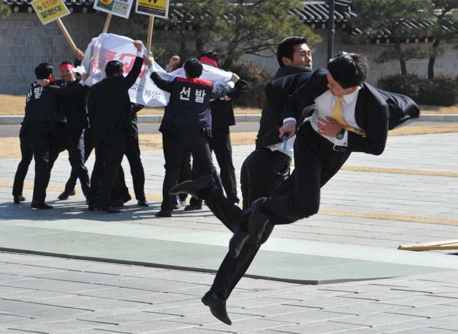 Антитеррористические учения в Южной Корее больше похожи на съемку боевика