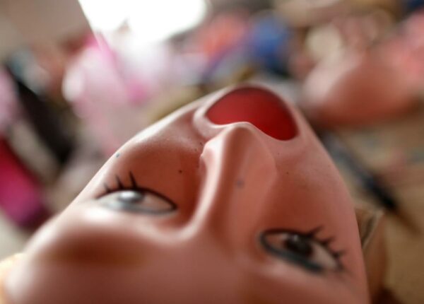 На китайской фабрике по производству секс-кукол